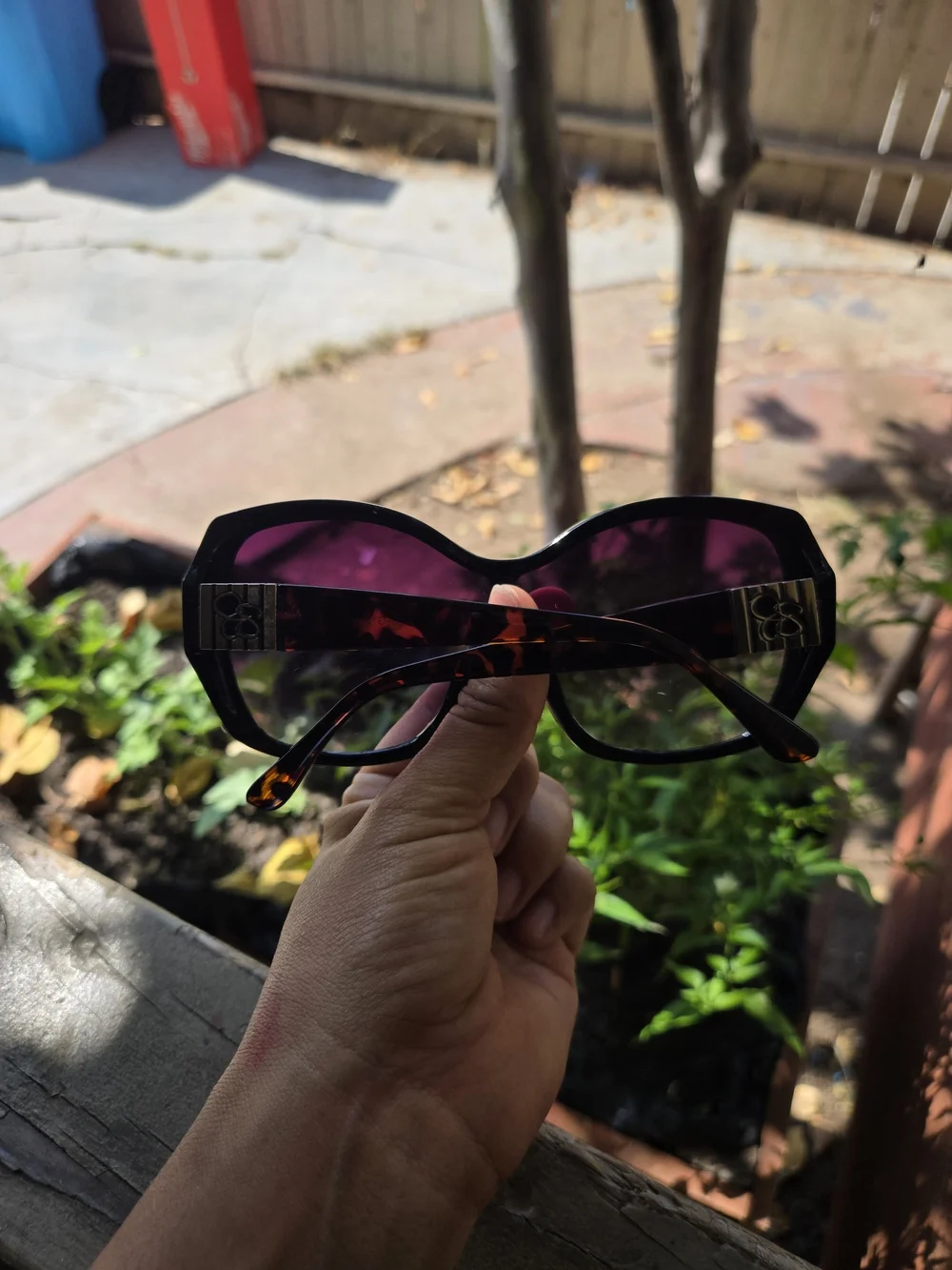 Jessica Simpson Black Frame Sunglasses with Gradient Purple Lenses